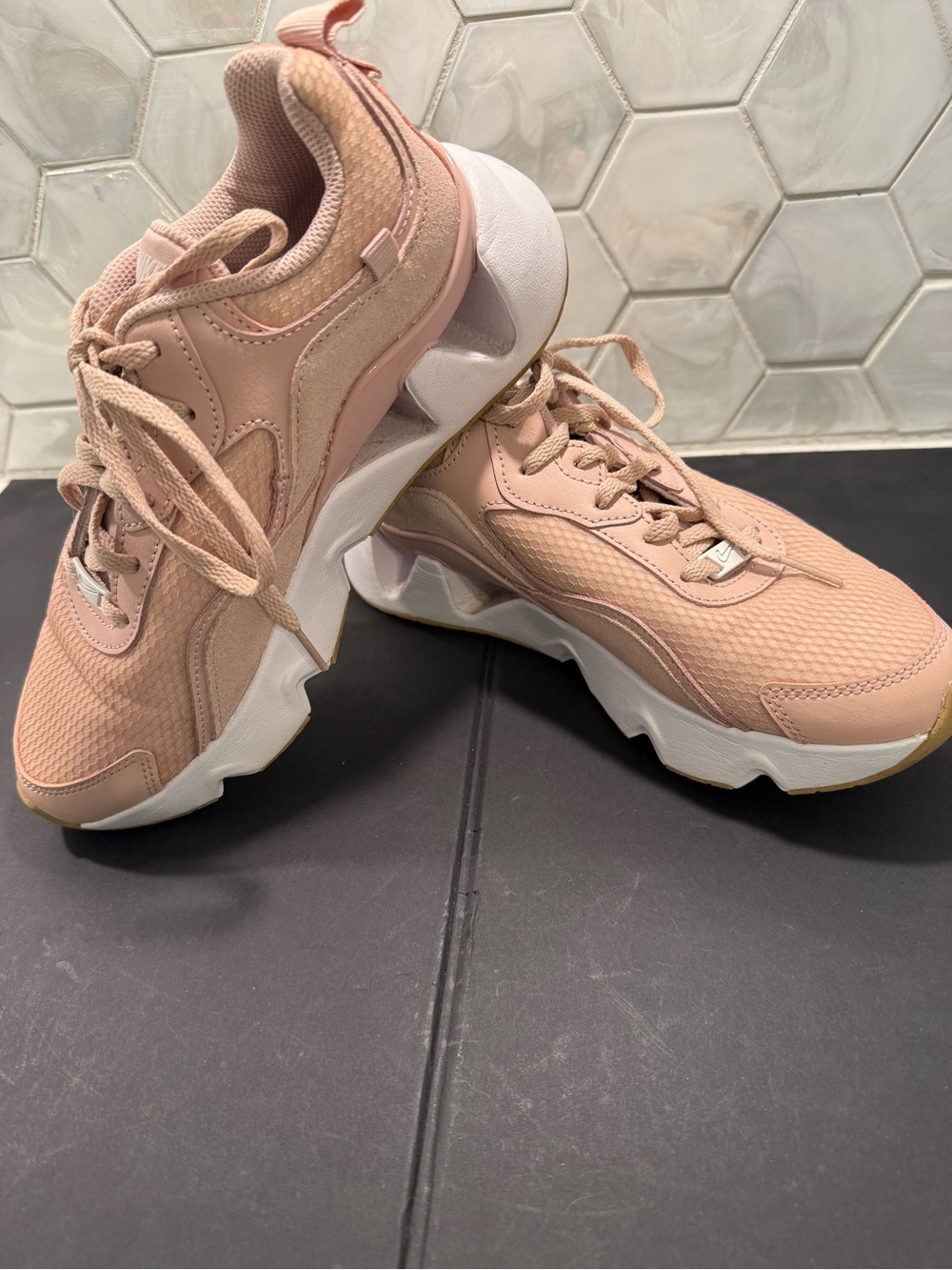 Nike Woman’s RYZ 365 2 Pink Oxford Sneaker Sz 7 EUC GOAT Retired